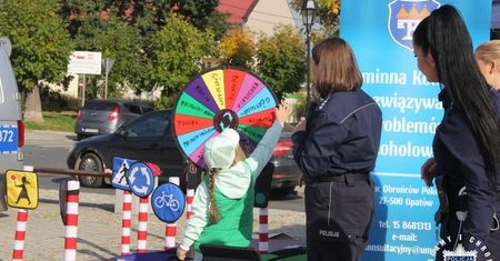 Odblaski i ważna lekcja na opatowskim rynku. Policjantki spotkały się z przedszkolakami