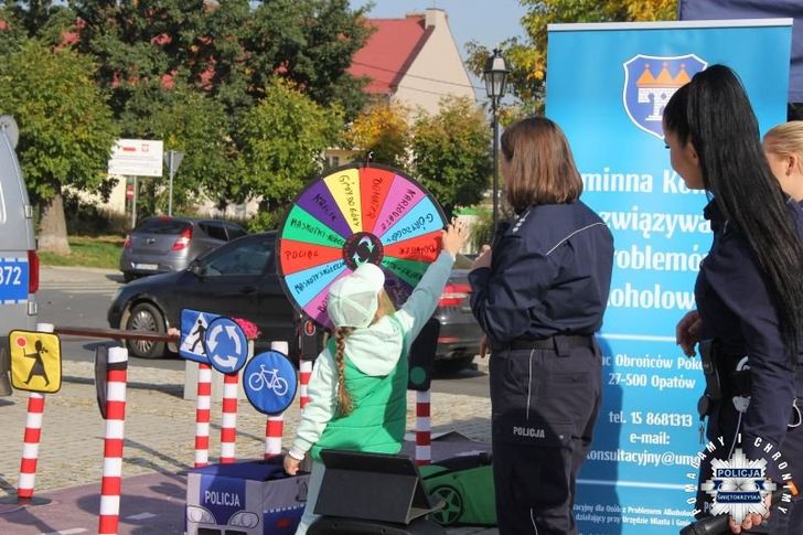 Odblaski i ważna lekcja na opatowskim rynku. Policjantki spotkały się z przedszkolakami
