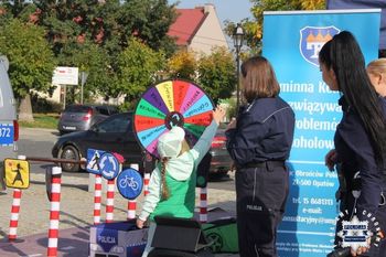 Odblaski i ważna lekcja na opatowskim rynku. Policjantki spotkały się z przedszkolakami