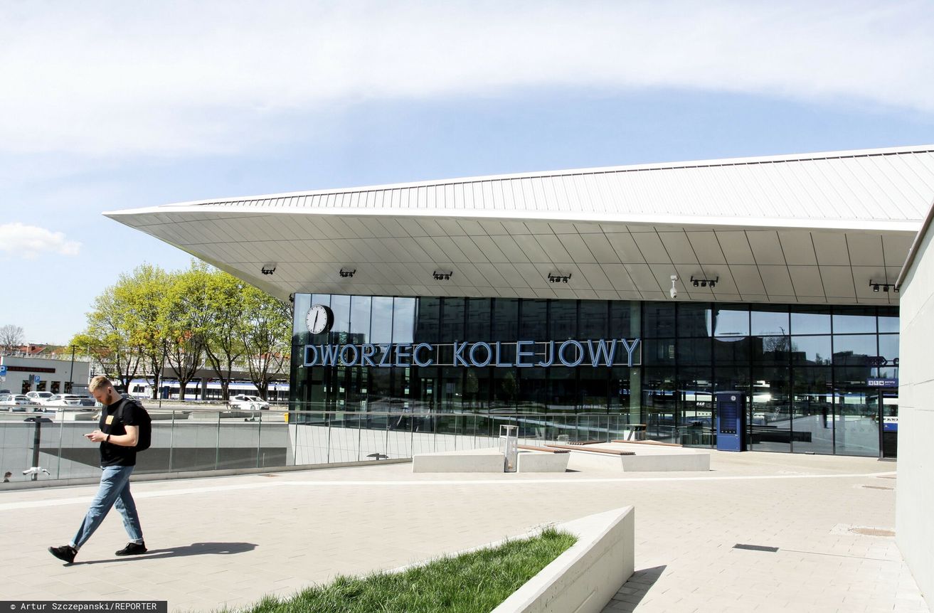 Kałuże w przejściu nowego dworca. Fiasko inwestycji za 87 mln zł