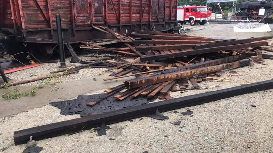 Jaworzyna Śląska. Burza wyrządziła szkody w Muzeum Kolejnictwa. Strażacy pomogli usunąć zniszczenia