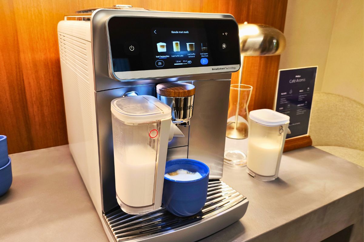 Ekspres wyposażony jest w dwa pojemniki