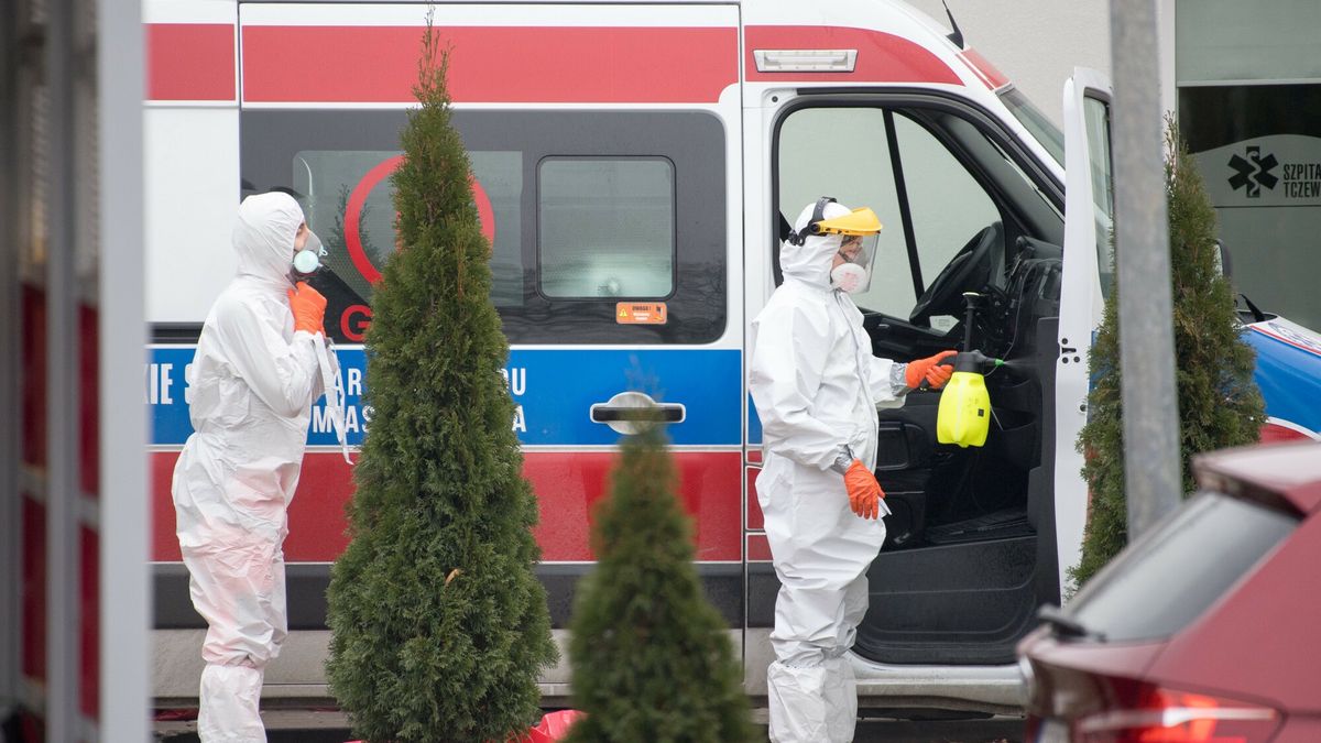 Powodów tego, że Polska - obok Rumunii, Bułgarii, Hiszpanii i Litwy - jest w czołówce przegranych w wojnie z COVID-19.