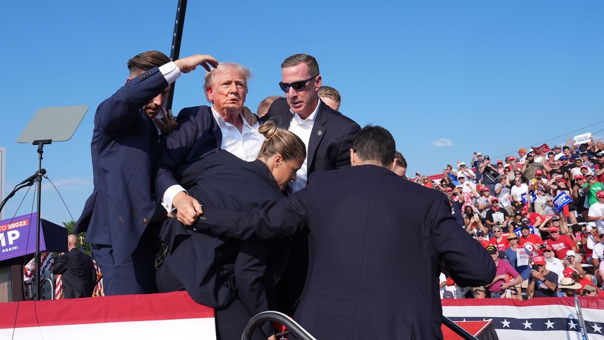 Donald Trump ewakuowany ze sceny po tym, jak został draśnięty kulą przez zamachowca