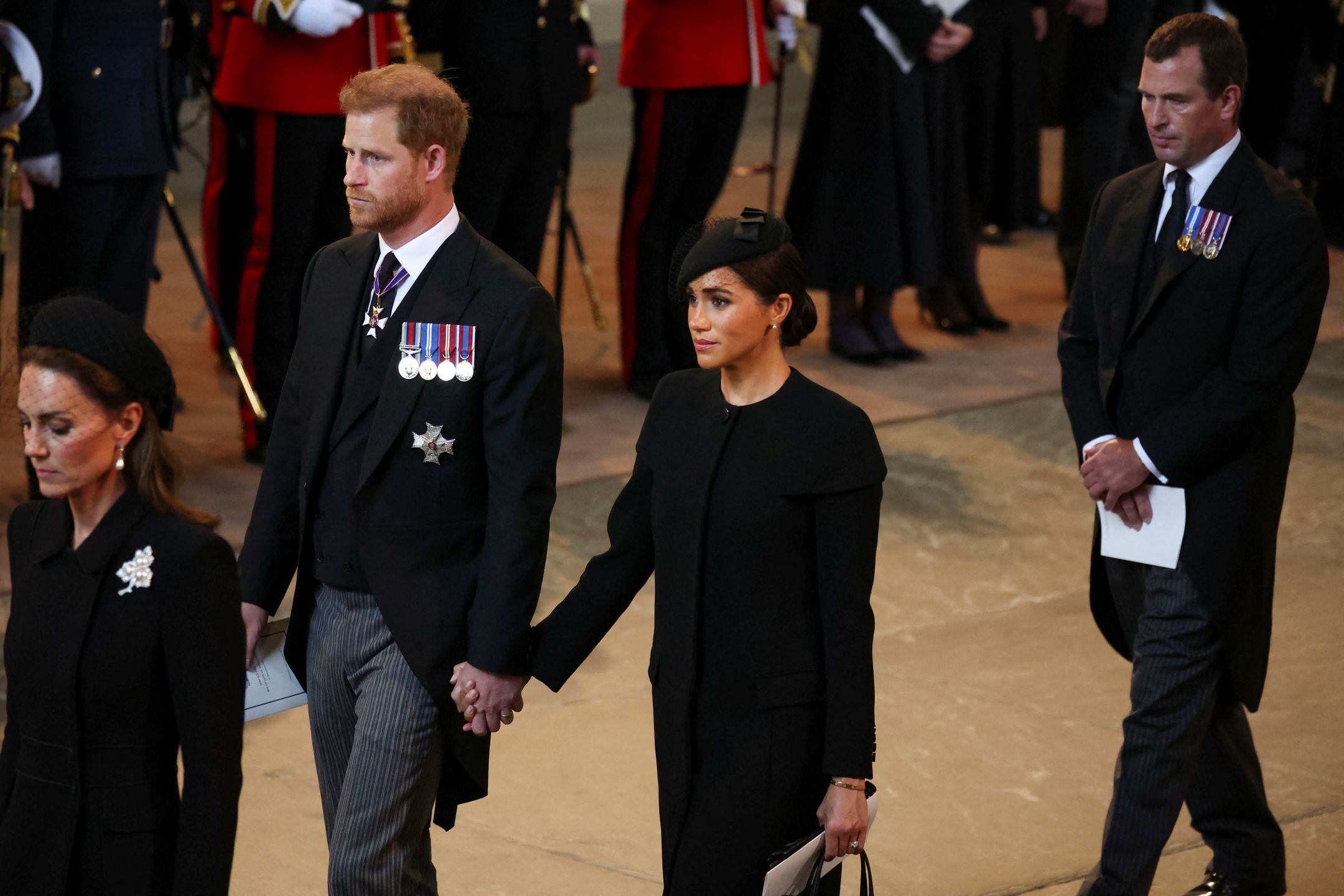 Royalsi odprowadzają trumnę z królową Elżbietą do Pałacu Westminsterskiego