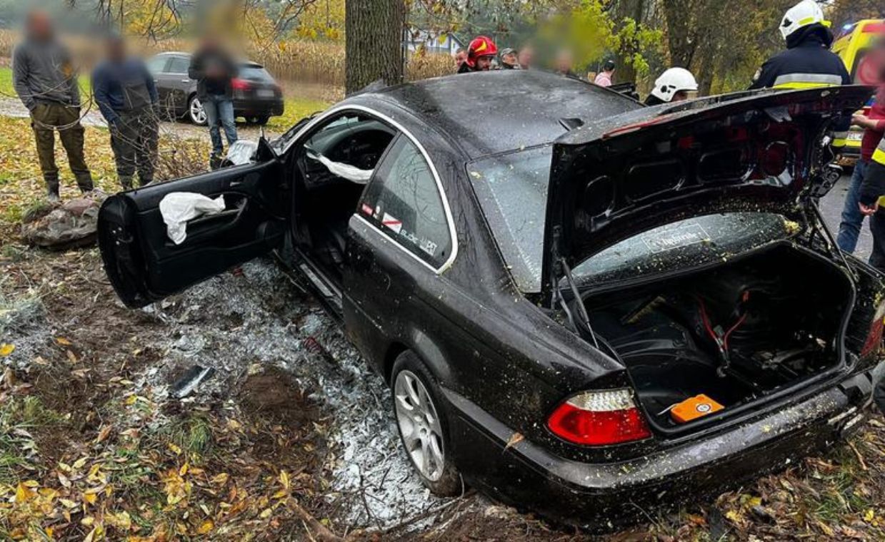 Kierowca BMW uderzył w drzewo, auto się zapaliło. Ranny 17-latek