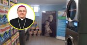 Nie chcieli biskupa na otwarciu pralni. Jest finał głośnej afery