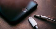 Senator pyta, dlaczego z telefonów zniknęło gniazdo słuchawkowe. Wyjaśniamy
