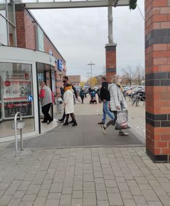 Tłumy Polaków na zakupach w Niemczech. "Można zapomnieć, co to za kraj"