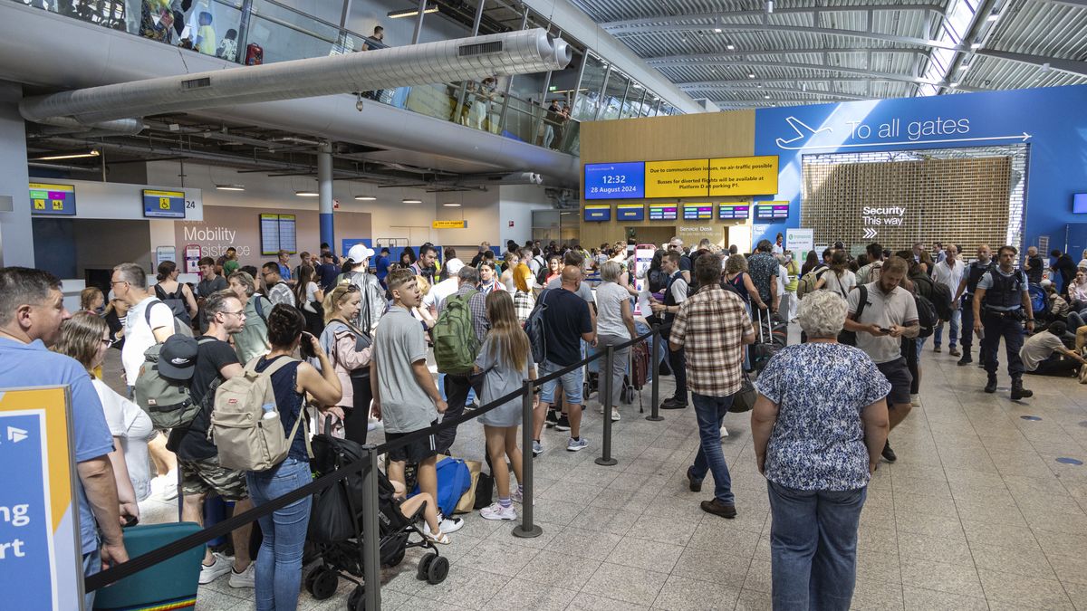 Eindhoven Airport experienced a significant disruption with all flights grounded and arrivals diverted, due to technical IT issues at the Ministry of Defence. The disruption, which began at 8:00 AM and lasted until 5:00 PM, left thousands of passengers stranded with little to no information. Many were transferred by bus to alternate airports in Germany, Belgium, and Amsterdam, while others received minimal support. The Red Cross was activated to assist, as passengers struggled in the crowded terminal, with some resorting to sitting on luggage or security bins due to a lack of seating. The disruption impacted more than 50 flights and thousands of travelers, and the situation was exacerbated by rising temperatures, with concerns over the heat adding to the chaos. The airport is expected to resume operations late in the afternoon, but many flights remained canceled or diverted, with airlines like Transavia, Ryanair, TUI, Wizzair unable to guarantee solutions for all passengers. The cause of the outage, affecting both the airport and various national services, remains under investigation. Schiphol Airport was also expected to face moderate delays in the morning, according to Eurocontrol. The Amsterdam-area airspace was facing capacity issues, leading authorities to restrict flight arrivals. Eindhoven, the Netherlands on August 28, 2024 (Photo by Nicolas Economou/NurPhoto via Getty Images)