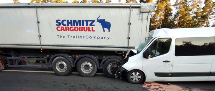 Wypadek busa z ciężarówką na S7 w Skarżysku-Kamiennej, 6 osób zabranych do szpitala