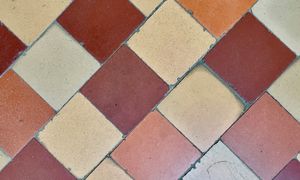 Dlaczego płytki na balkonie lub tarasie pękają? Możesz tego uniknąć