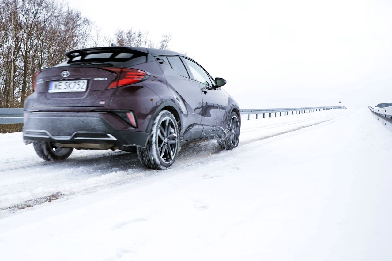 Na roztapiającym się śniegu Toyota C-HR ruszała lepiej bez kontroli trakcji