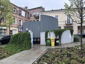 Kielce: Wandale w toaletach miejskich. Wyrywają pisuary, niszczą deski sedesowe i wrzucają ziemię