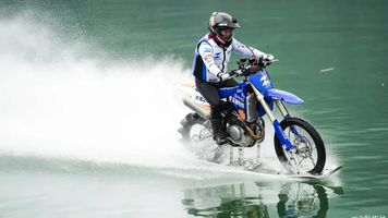 Nowy rekord Guinnessa. Motocykl przejechał ponad 40 km po wodzie