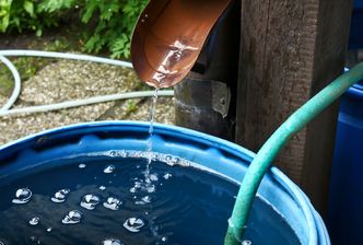 Tego nie wolno robić z deszczówką. Wysoka kara albo nawet areszt