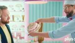 Szymon Majewski w roli cukiernika obsługuje Tamarę Arciuch i Bartka Kasprzykowskiego w nowej reklamie Plusa (wideo)