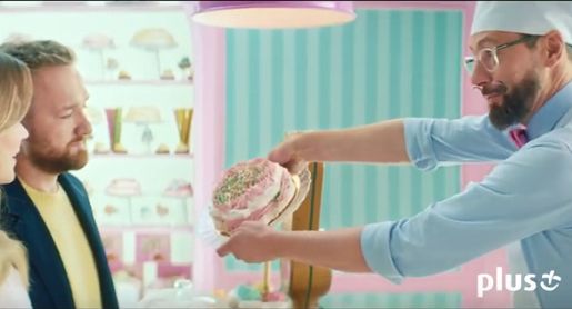 Szymon Majewski w roli cukiernika obsługuje Tamarę Arciuch i Bartka Kasprzykowskiego w nowej reklamie Plusa (wideo)