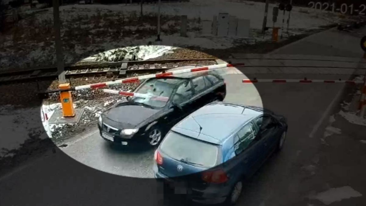 Szlaban wbił się przez przednią szybę pojazdu.