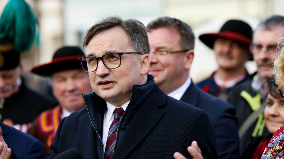 Żywiec, 26.03.2023. Minister sprawiedliwości, prokurator generalny Zbigniew Ziobro (2L) i minister-członek Rady Ministrów Michał Wójcik (C) podczas konferencji prasowej w Żywcu, 26 bm. (sko) PAP/Zbigniew Meissner