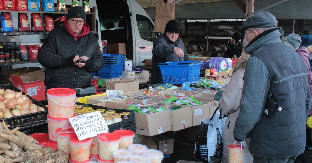 Koszalin: Zimowy piątek na targowisku. Zobacz, co słychać na stoiskach