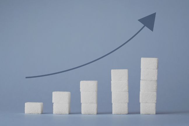 Udowodniono, że poziom cukru we krwi najbardziej gwałtownie podnosi się po spożyciu węglowodanów, czyli m.in. pieczywa i słodyczy