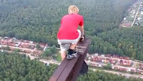Zabawy rosyjskich nastolatków - 275 metrów nad ziemią bez żadnych zabezpieczeń [wideo] 1