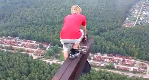 Zabawy rosyjskich nastolatków - 275 metrów nad ziemią bez żadnych zabezpieczeń [wideo]