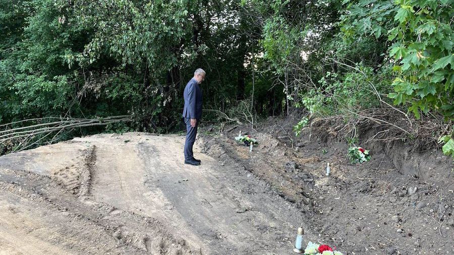 Reżim Łukaszenki zrównał z ziemią kwaterę żołnierzy AK. Polski dyplomata zapalił w tym miejscu znicz pamięci