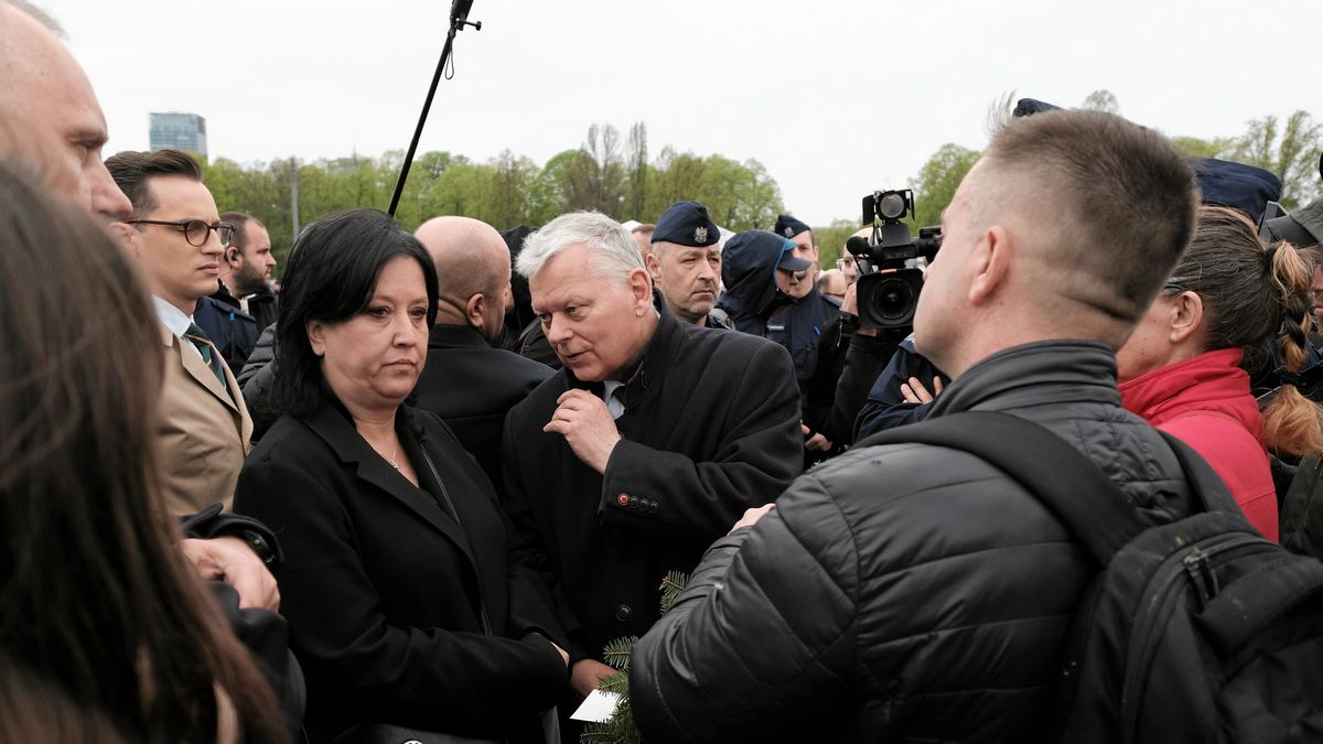 Awantura przed pomnikiem smoleńskim. Wezwano policję