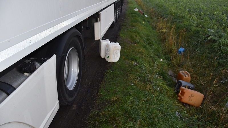 Legnica. Kradli paliwo z samochodów ciężarowych. Zostali zatrzymani na gorącym uczynku
