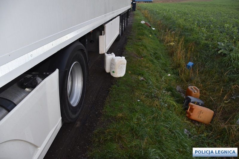 Legnica. Kradli paliwo z samochodów ciężarowych. Zostali zatrzymani na gorącym uczynku