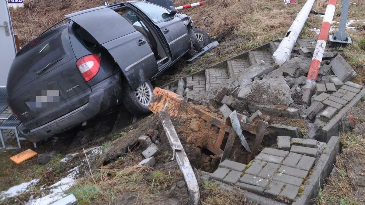 Uciekający przed policją 14-latek uderzył w inny samochód i wpadł do rowu