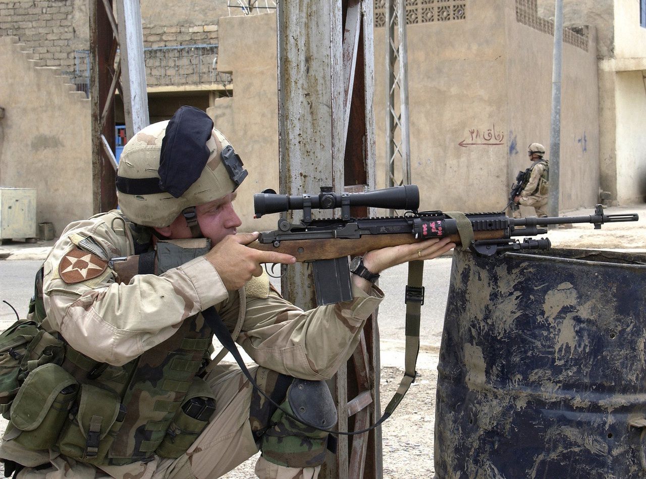 Amerykański żołnierz ze zmodyfikowanym karabinem M14 z drewnianą osadą.