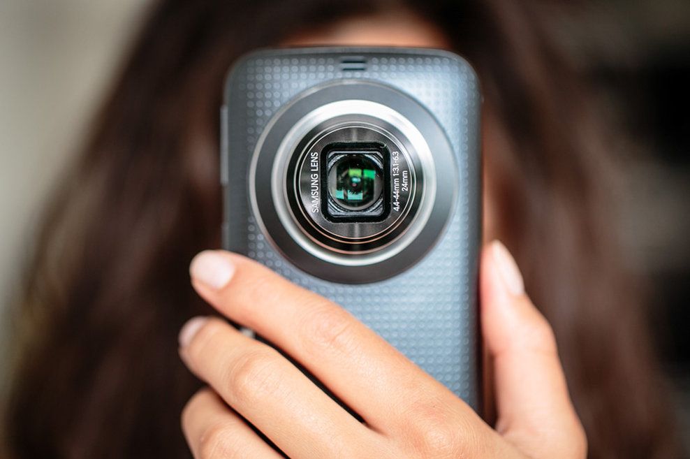 Samsung GALAXY K Zoom z systemem Android, na który można zainstalować aplikację FOTOPORADY NATIONAL GEOGRAPHIC.