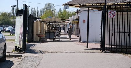 Targ pod Zamkiem skurczy się o połowę. Kupcy tracą część terenu, na targowisku planowane rozbiórki [ZDJĘCIA]