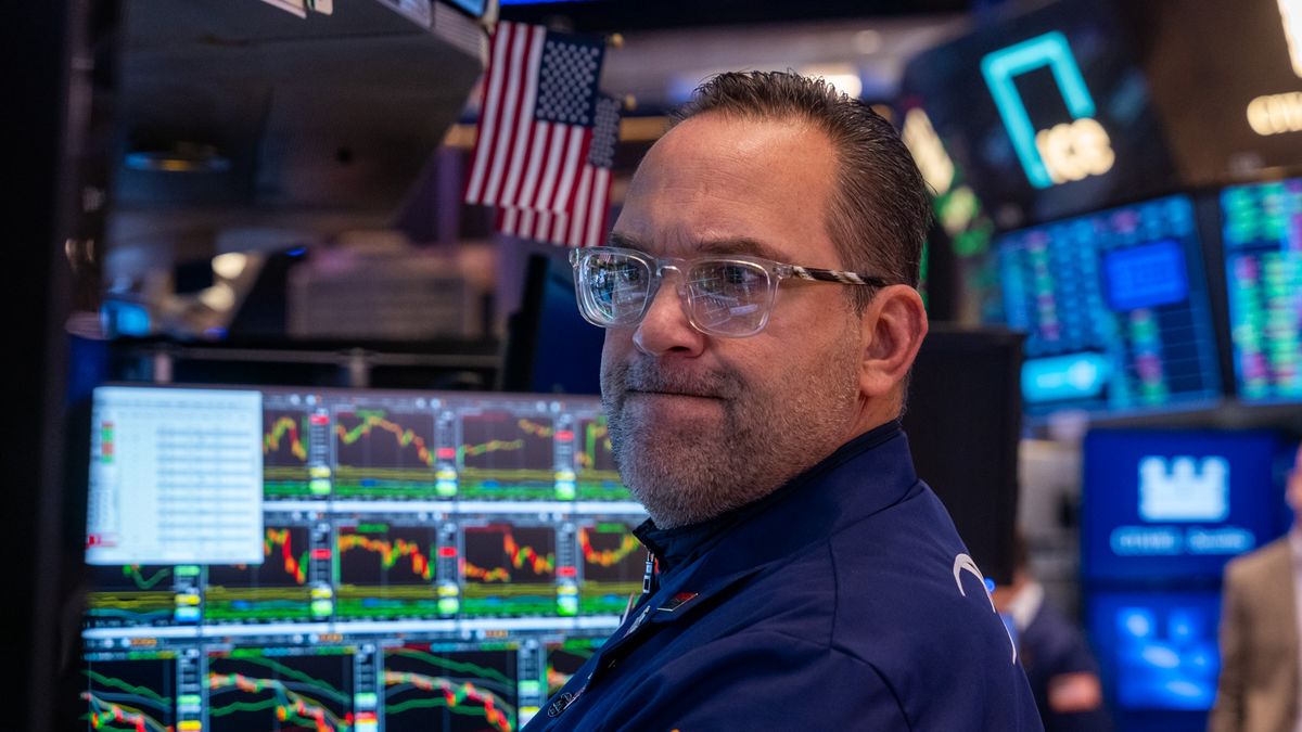 NEW YORK, NEW YORK - APRIL 17: Traders work on the floor of the New York Stock Exchange  (NYSE) on Wall Street on April 17, 2025 in New York City. Markets were down once again Thursday morning, as the global economy continues to react to President Trump's tariff policy. (Photo by Spencer Platt/Getty Images)