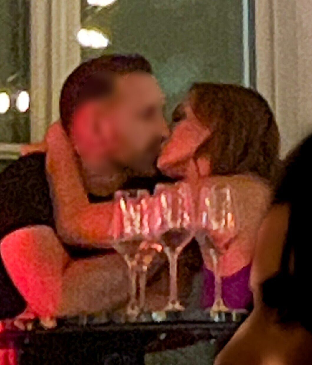 Anna Wendzikowska imprezuje z tajemniczym brunetem