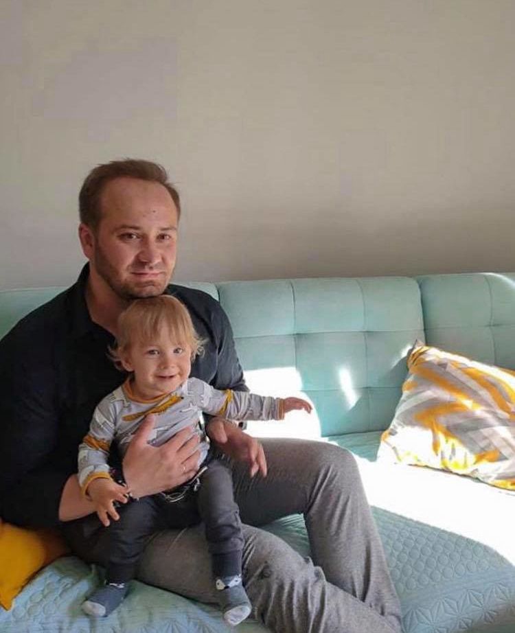 Adrian ze "Ślubu" pokazuje efekty przeszczepu włosów