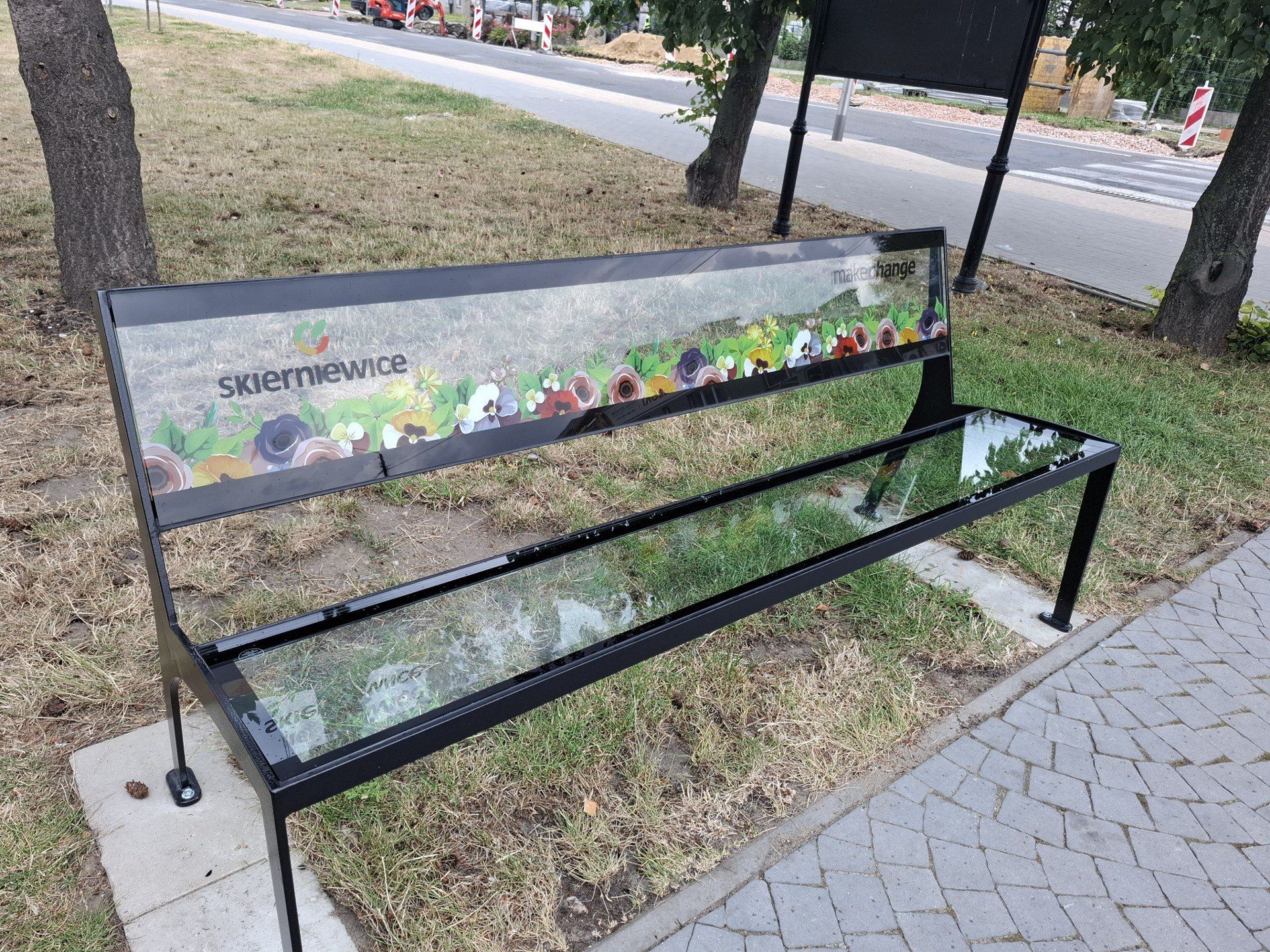 Szklane ławki stanęły w centrum Skierniewic. Czy to tylko ozdoba?