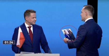 Nawrocki nagle podszedł do Trzaskowskiego. "Mam dla pana prezent"
