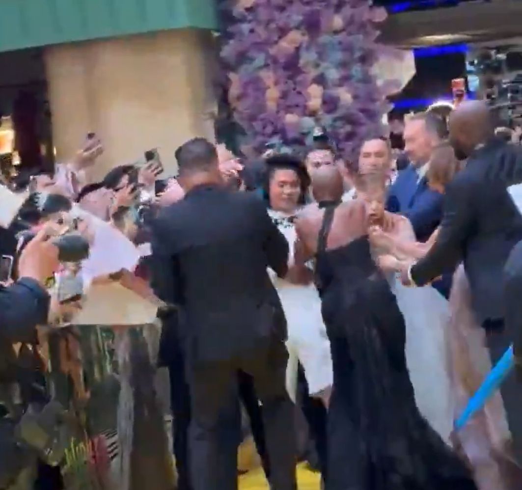 Fan rzucił się na Arianę Grande