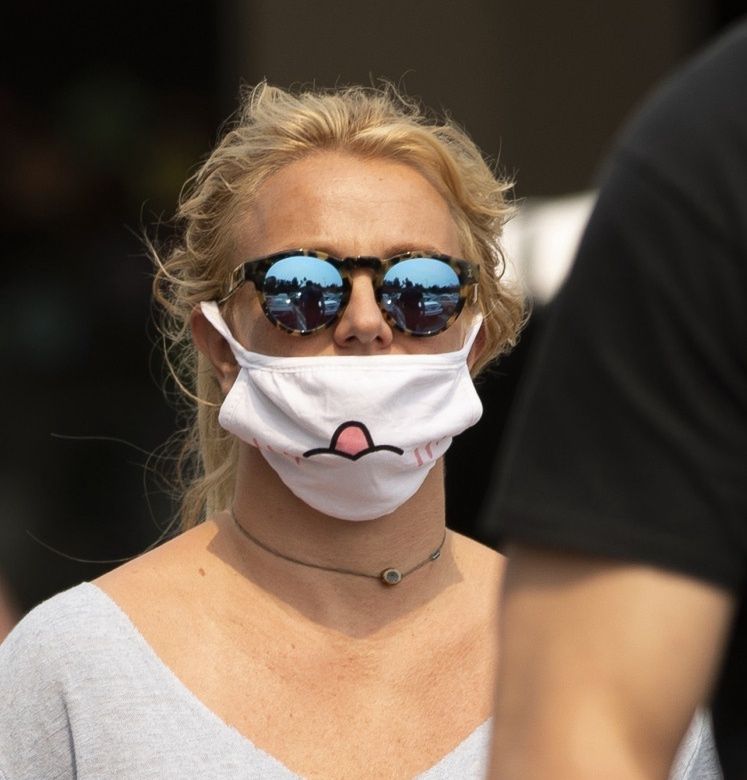 Britney Spears w maseczce do góry nogami