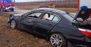 BMW wypadło z drogi i dachowało zatrzymując się w rowie. Jedna osoba została poszkodowana
