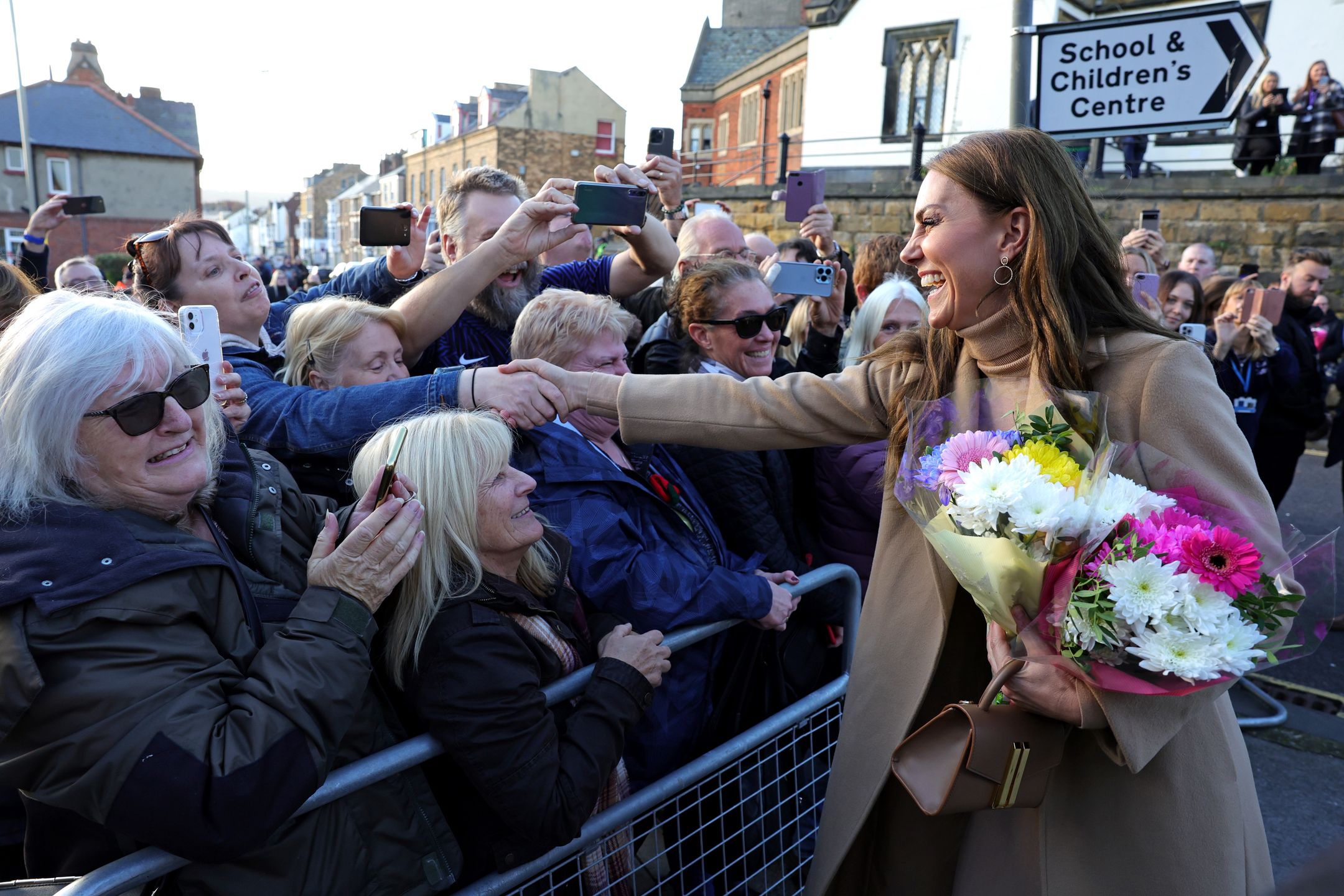 Szykowna Kate Middleton w kamelowym "total looku" dba z księciem Williamem o zdrowie psychiczne brytyjskiej młodzieży