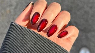 Wybierz zamiast klasycznej czerwieni. "Vampy aura nails" to prawdziwy hit