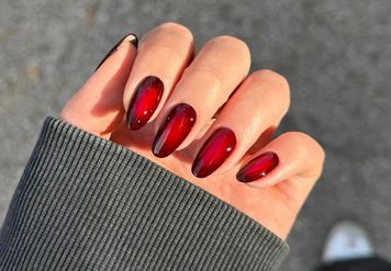 Wybierz zamiast klasycznej czerwieni. "Vampy aura nails" hipnotyzują