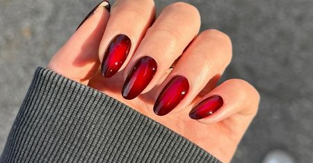 Wybierz zamiast klasycznej czerwieni. "Vampy aura nails" hipnotyzują