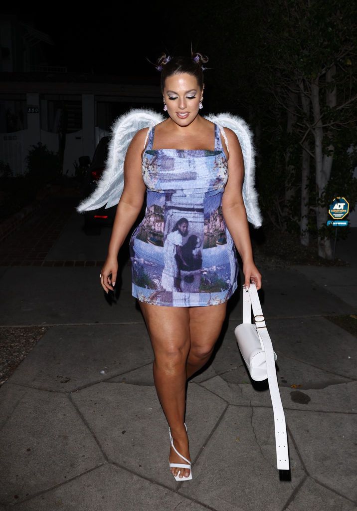 Skrzydła, białe akcesoria i koczki na głowie - tak wyglądała Ashley Graham podczas imprezy Halloween 2022