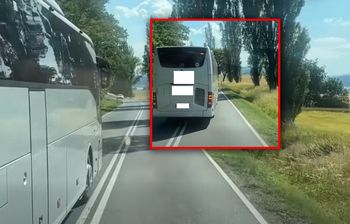 Podwójna ciągła i zakręt. To co zrobił kierowca autokaru mrozi krew